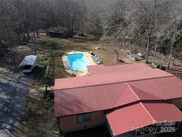 a view of a dry yard