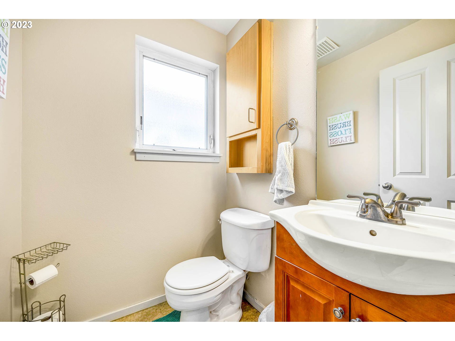 1709 Fairhaven Drive Springfield, OR 97477 - Photo 14 of 26 a bathroom with a sink a toilet and mirror