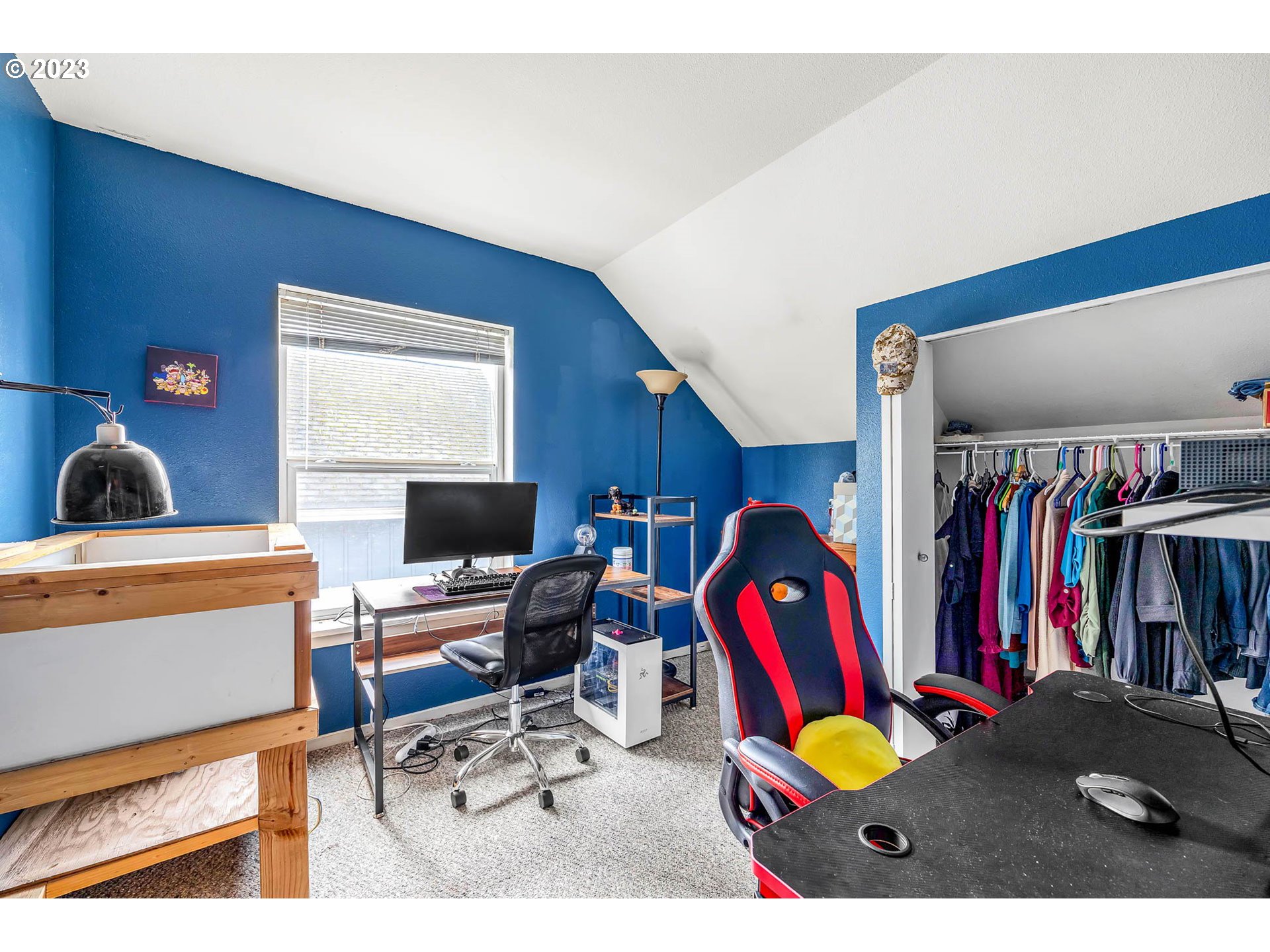 1709 Fairhaven Drive Springfield, OR 97477 - Photo 21 of 26 a workspace with furniture and a wooden floor