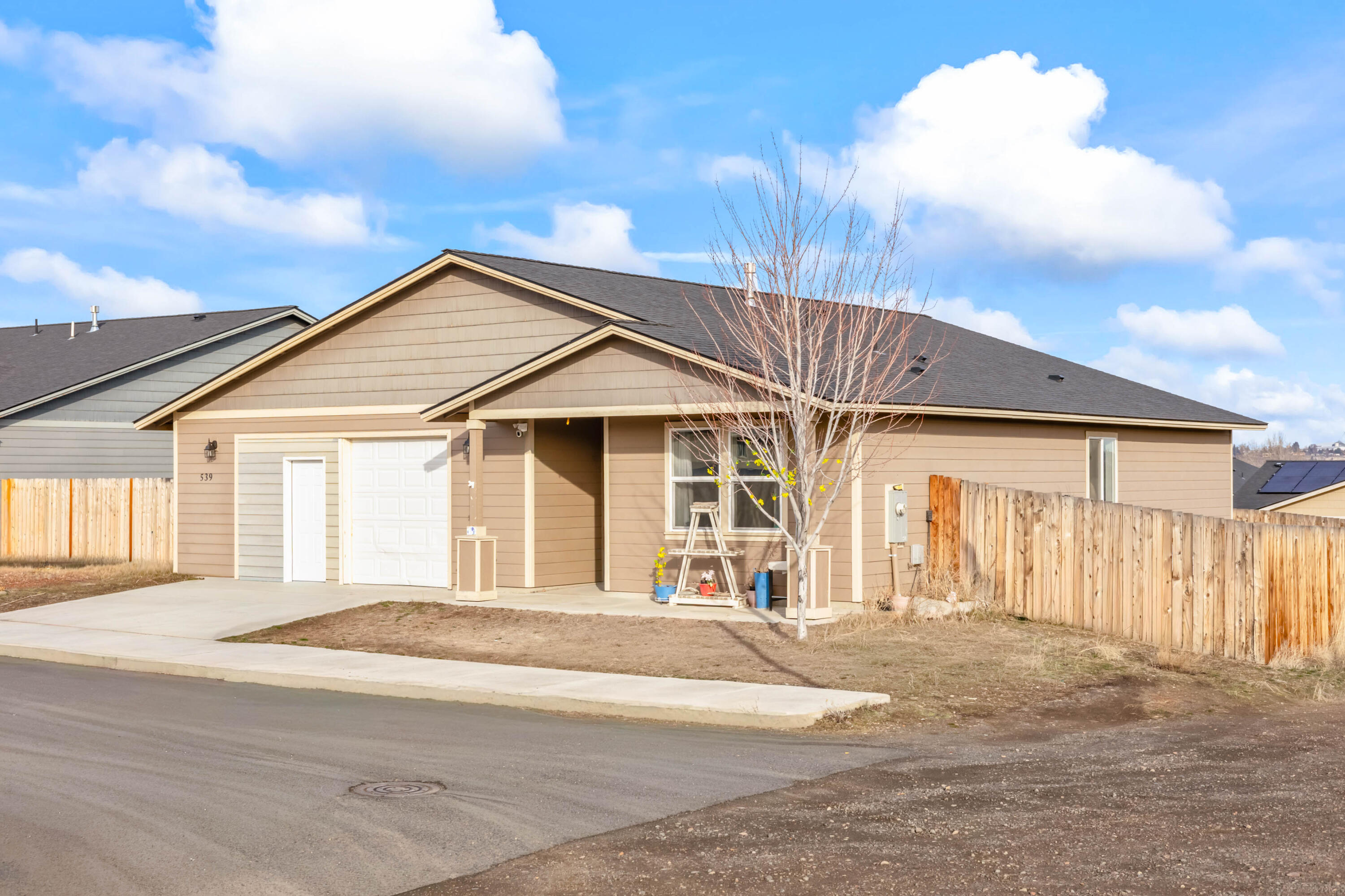 539 Leisek Way Madras, OR 97741 - Photo 35 of 35 a front view of a house with a garage