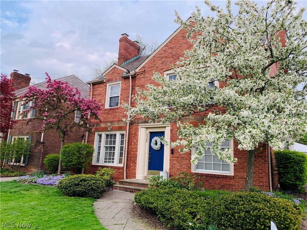 A gorgeous, stunning and unique four bedroom family home. Classic in Shaker style, yet with a modern flair. A true 'must see' home, quietly nestled in the highly desirable, tree-lined, Fernway neighbourhood.