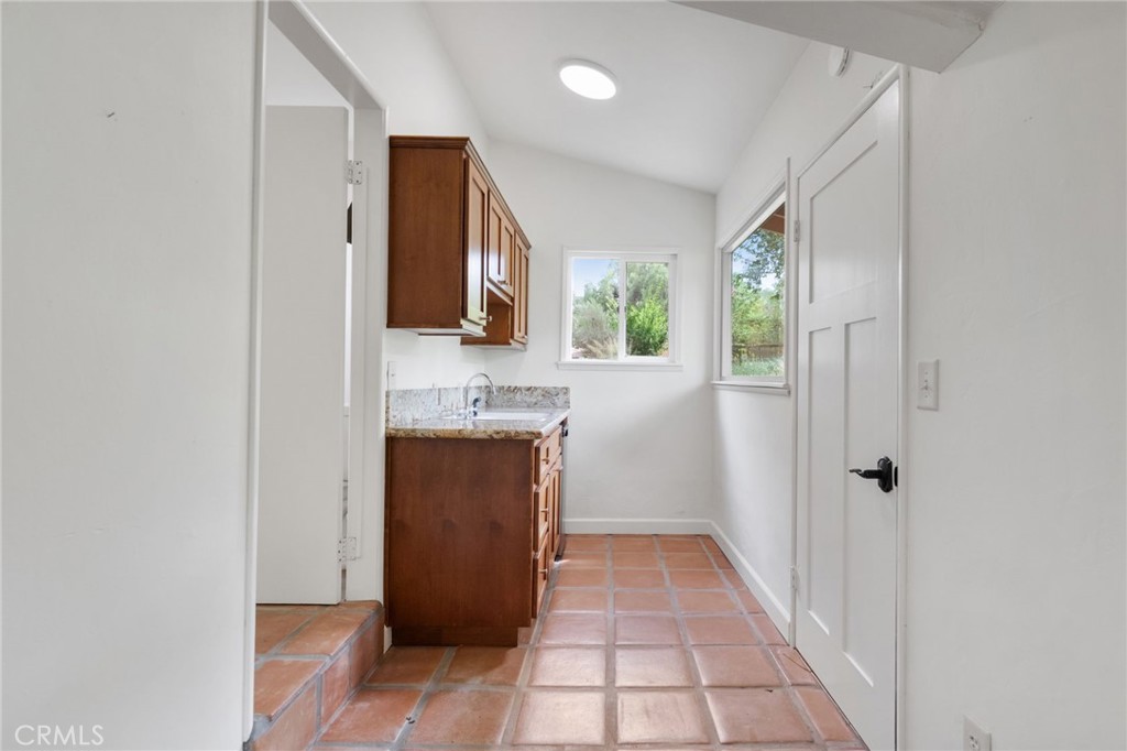 41070 Avenida Verde Temecula, CA 92591 - Photo 56 of 70 a bathroom with a sink a mirror and a bathtub