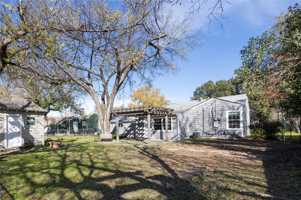 817 Edgefield Road Fort Worth, TX 76107 - Photo 11 of 15 Backyard with covered patio, mature trees, and direct access to the Trinity River