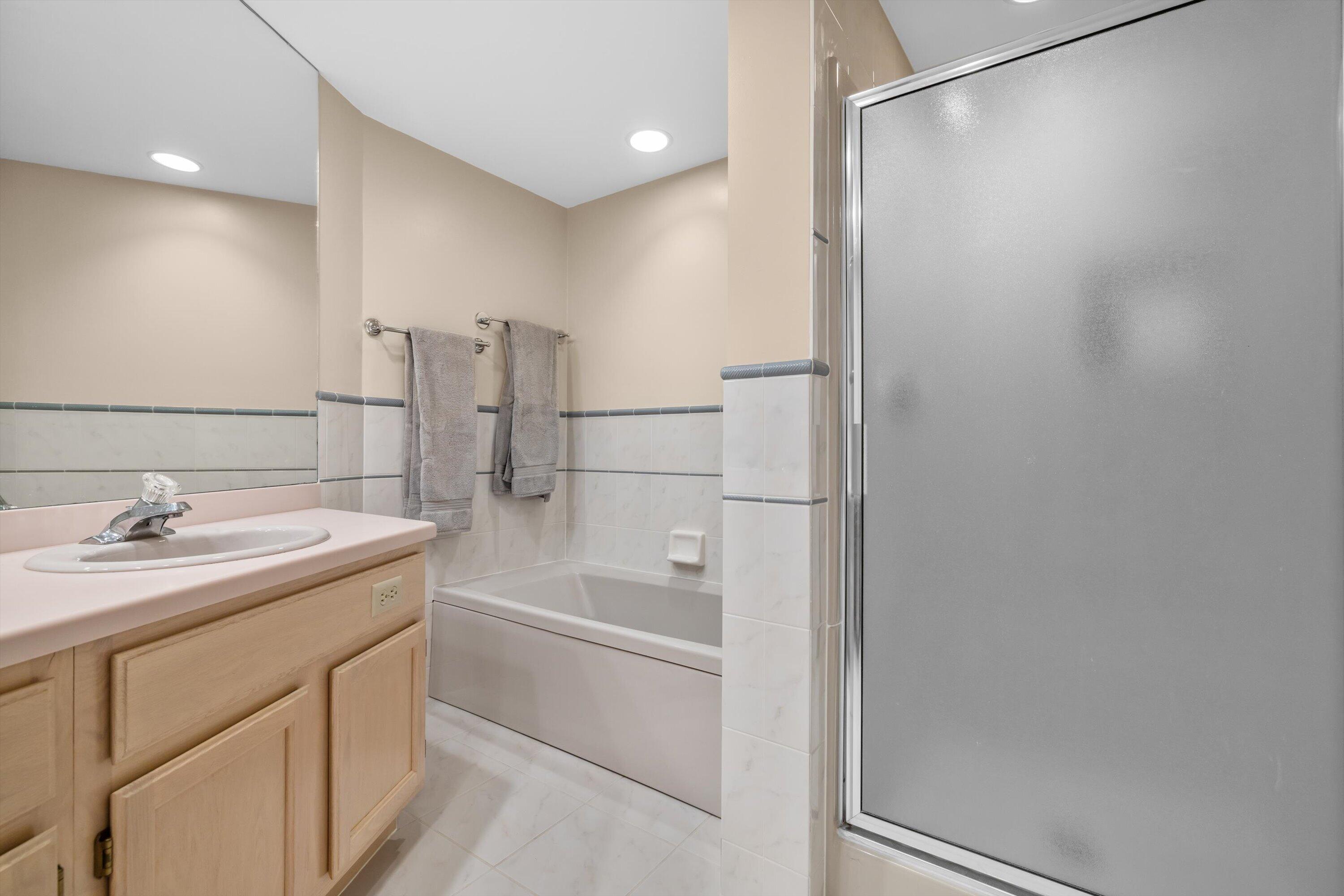 333 Lake Avenue, Unit 807 Racine, WI 53403 - Photo 14 of 57 Step-in Shower and Jetted tub
