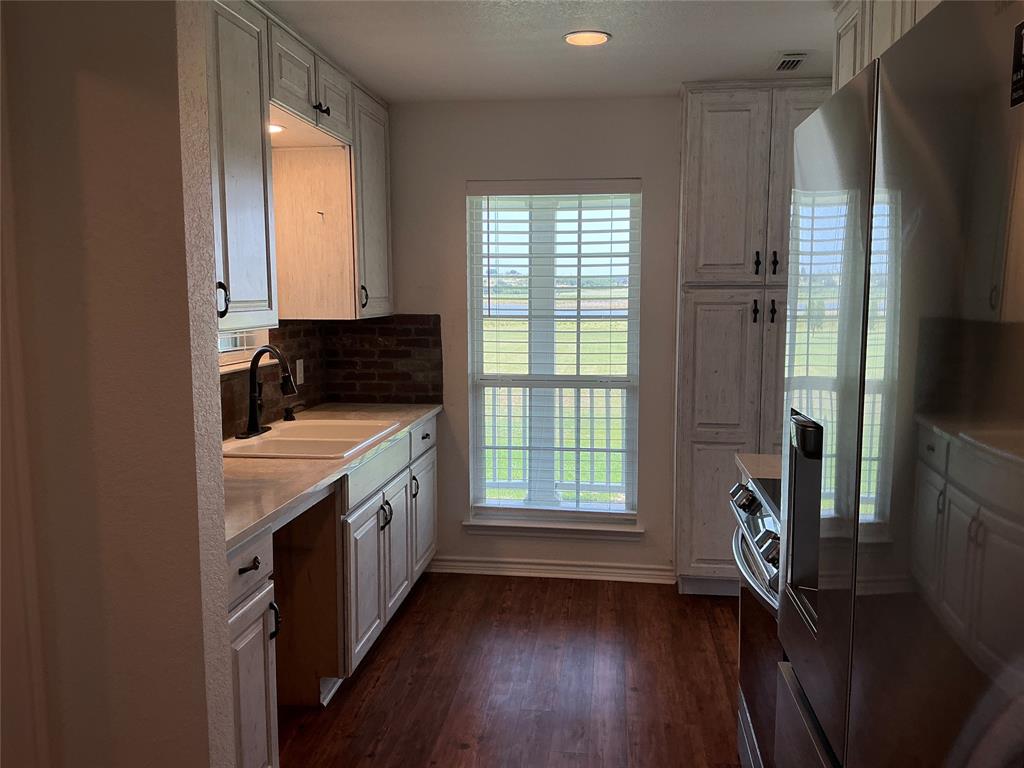 333 Lake Point Road Comanche, TX 76442 - Photo 13 of 30 Gallery Image 13