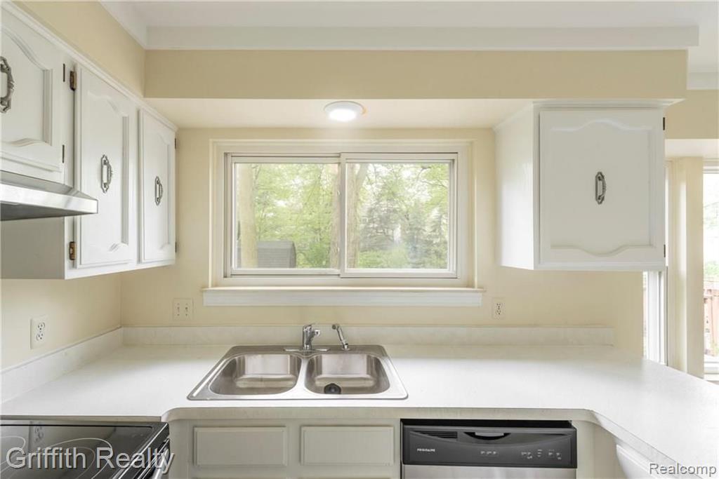 14161 Riverside Street Livonia, MI 48154 - Photo 5 of 34