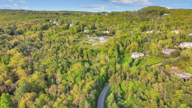 $950,000 | 10-20 Breezy Knoll, Avon, CT 06001