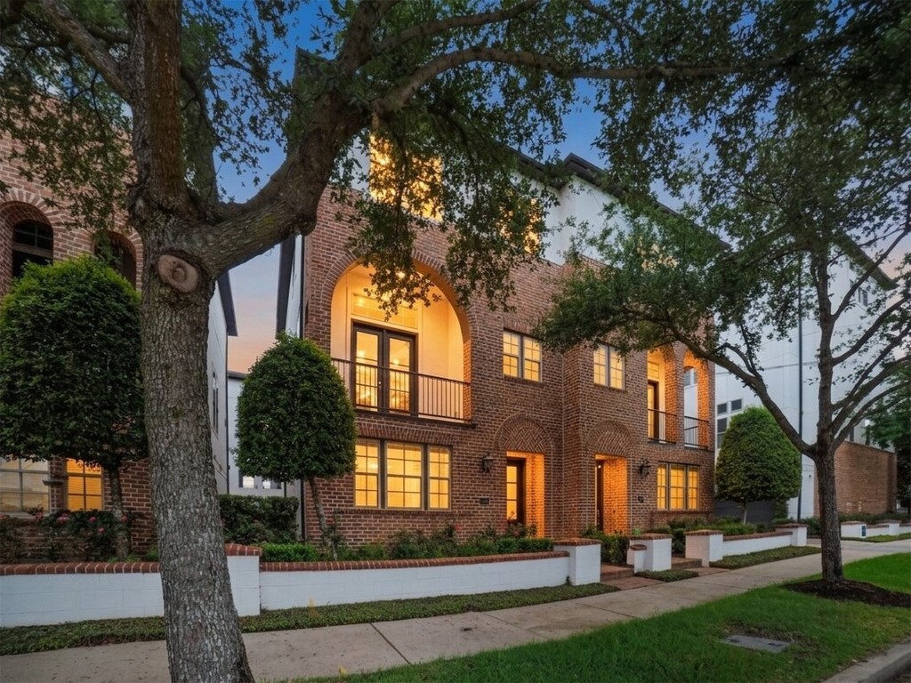 2810 Capitol Street Houston, TX 77003 - Photo 1 of 33 a front view of a building