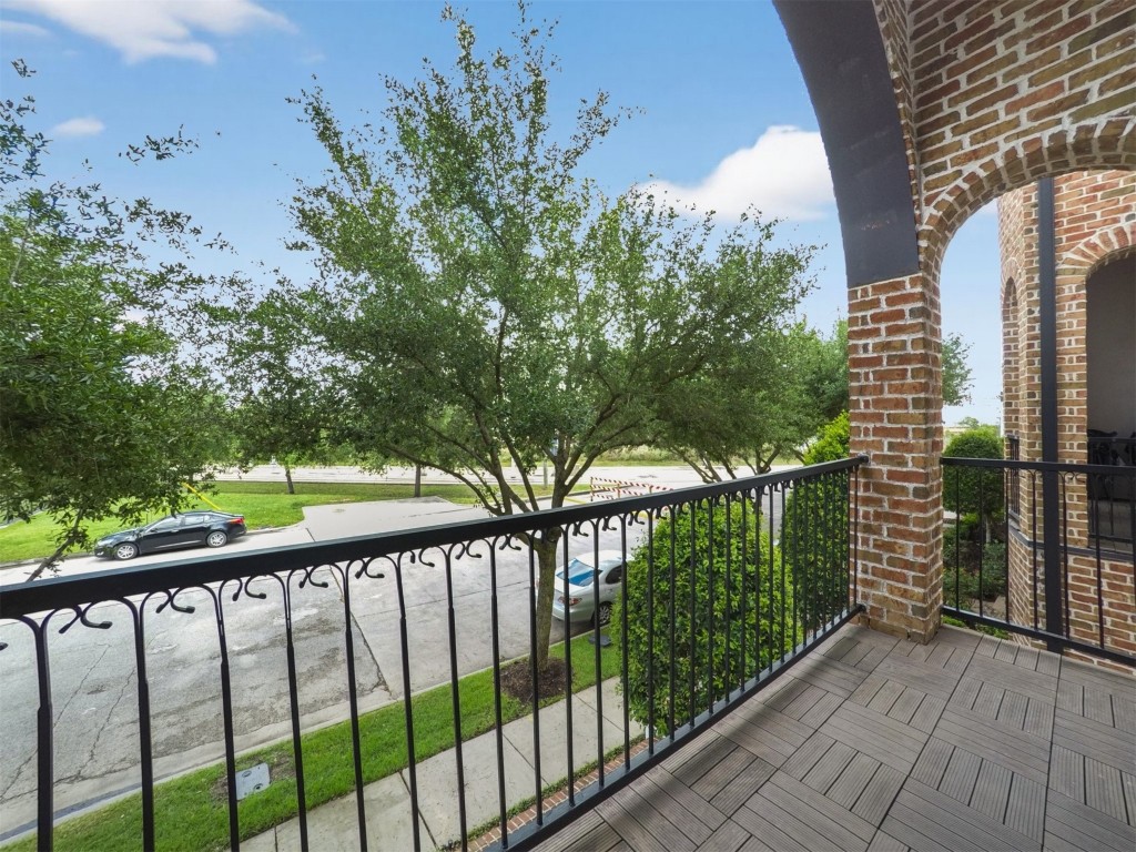 2810 Capitol Street Houston, TX 77003 - Photo 20 of 33 a view of a balcony with a pot