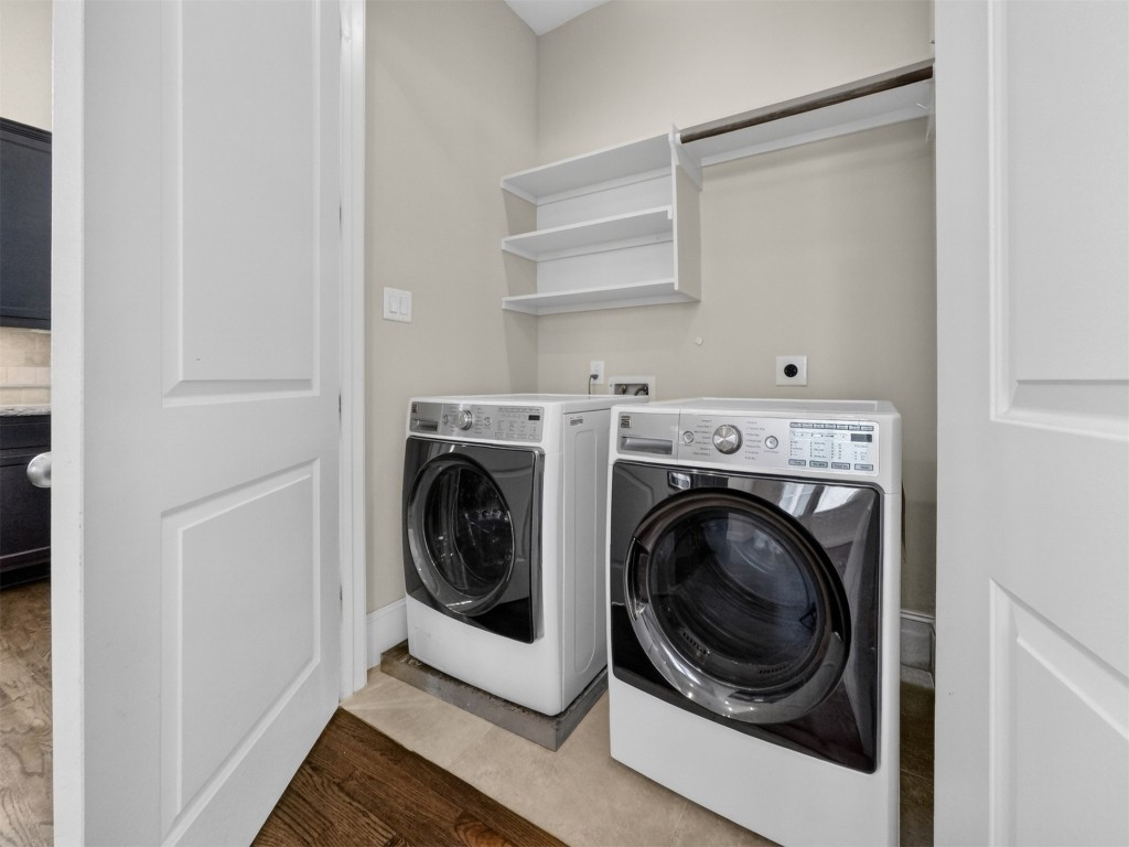 2810 Capitol Street Houston, TX 77003 - Photo 24 of 33 a utility room with dryer and washer