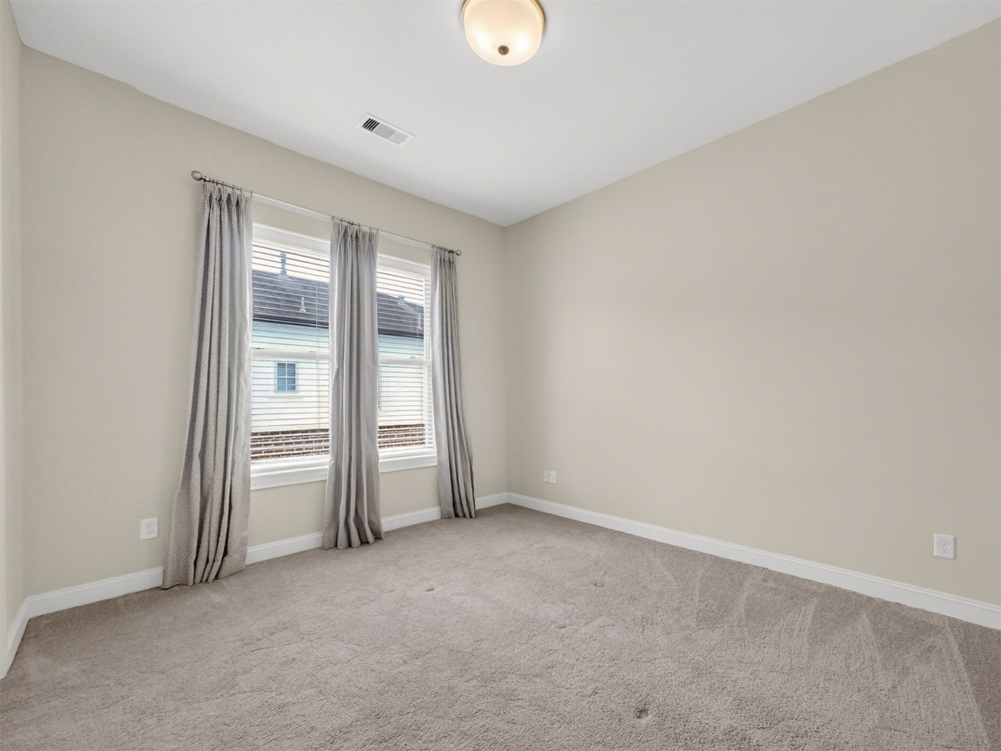 2810 Capitol Street Houston, TX 77003 - Photo 30 of 33 an empty room with closet and window