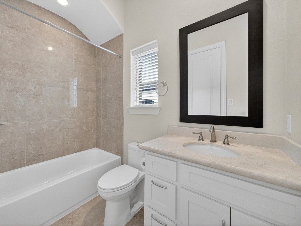 2810 Capitol Street Houston, TX 77003 - Photo 31 of 33 a bathroom with a sink a toilet and shower