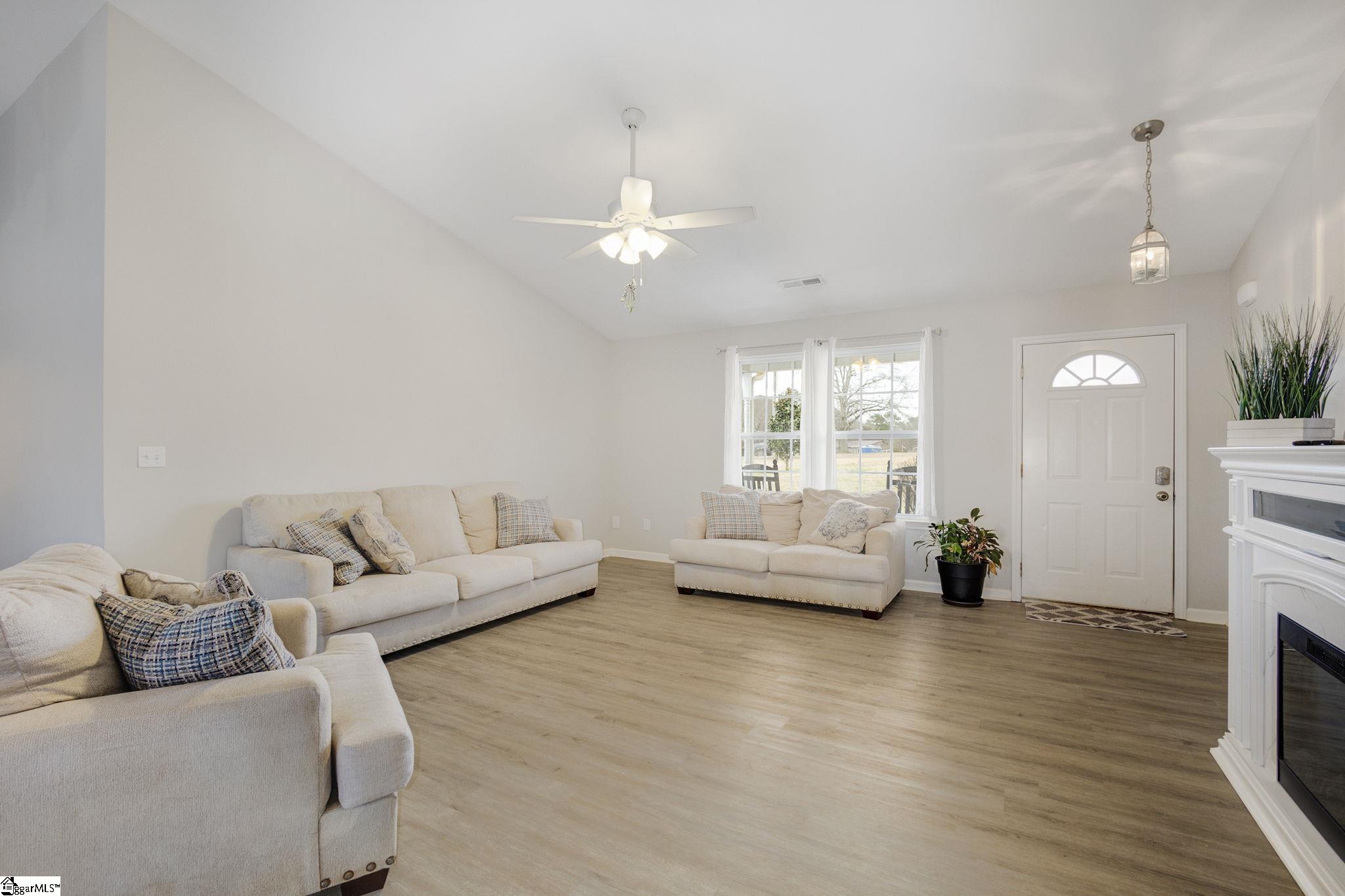 429 Roe Road Greenville, SC 29611 - Photo 4 of 31 Gallery Image 4