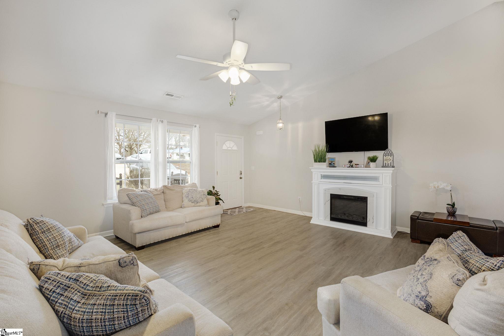 429 Roe Road Greenville, SC 29611 - Photo 5 of 31 Gallery Image 5
