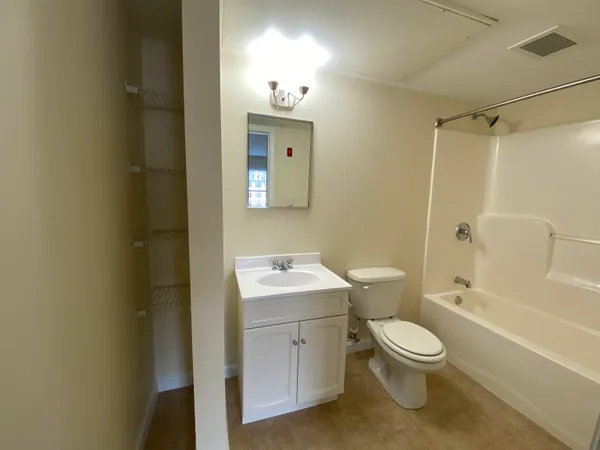 $1,950 | 100 Sentinel Court, Unit 202, Manchester, NH 03103