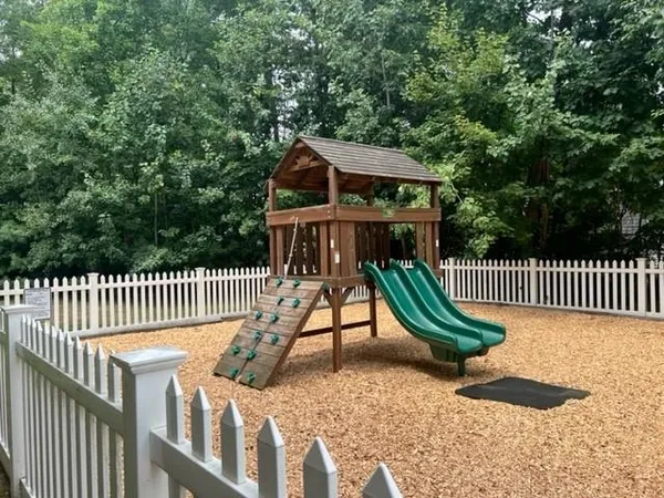 $1,950 | 100 Sentinel Court, Unit 202, Manchester, NH 03103