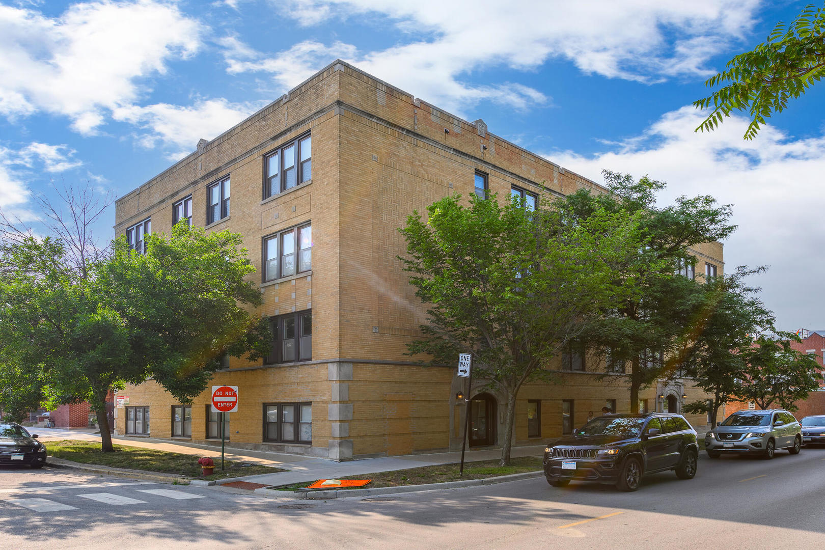 6148 North Ravenswood Ave Unit 2  