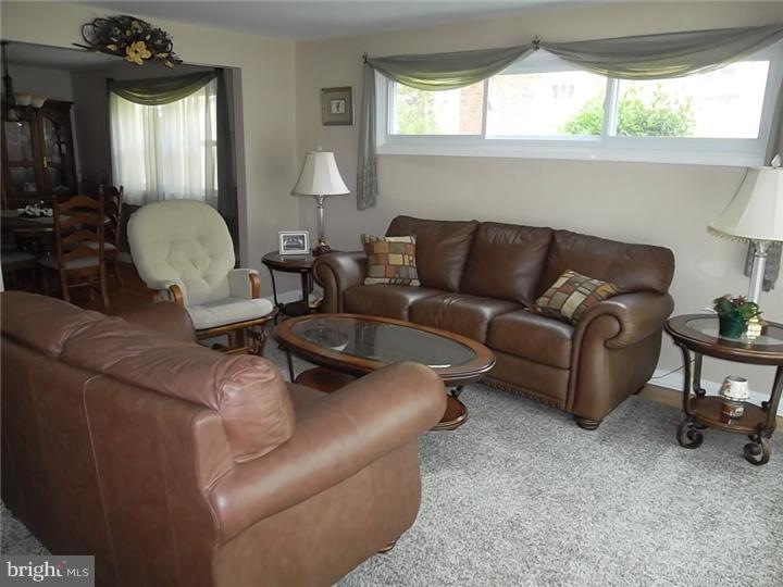 116 Longview Drive Springfield, PA 19064 - Photo 4 of 25 Living Room