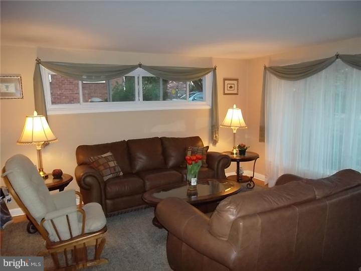 116 Longview Drive Springfield, PA 19064 - Photo 5 of 25 Living Room