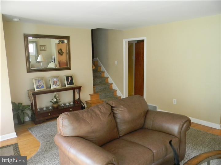 116 Longview Drive Springfield, PA 19064 - Photo 6 of 25 Living Room