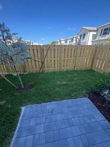 a view of a backyard