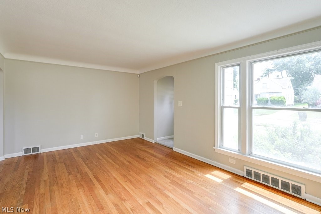 4225 Lambert Road Cleveland, OH 44121 - Photo 6 of 27