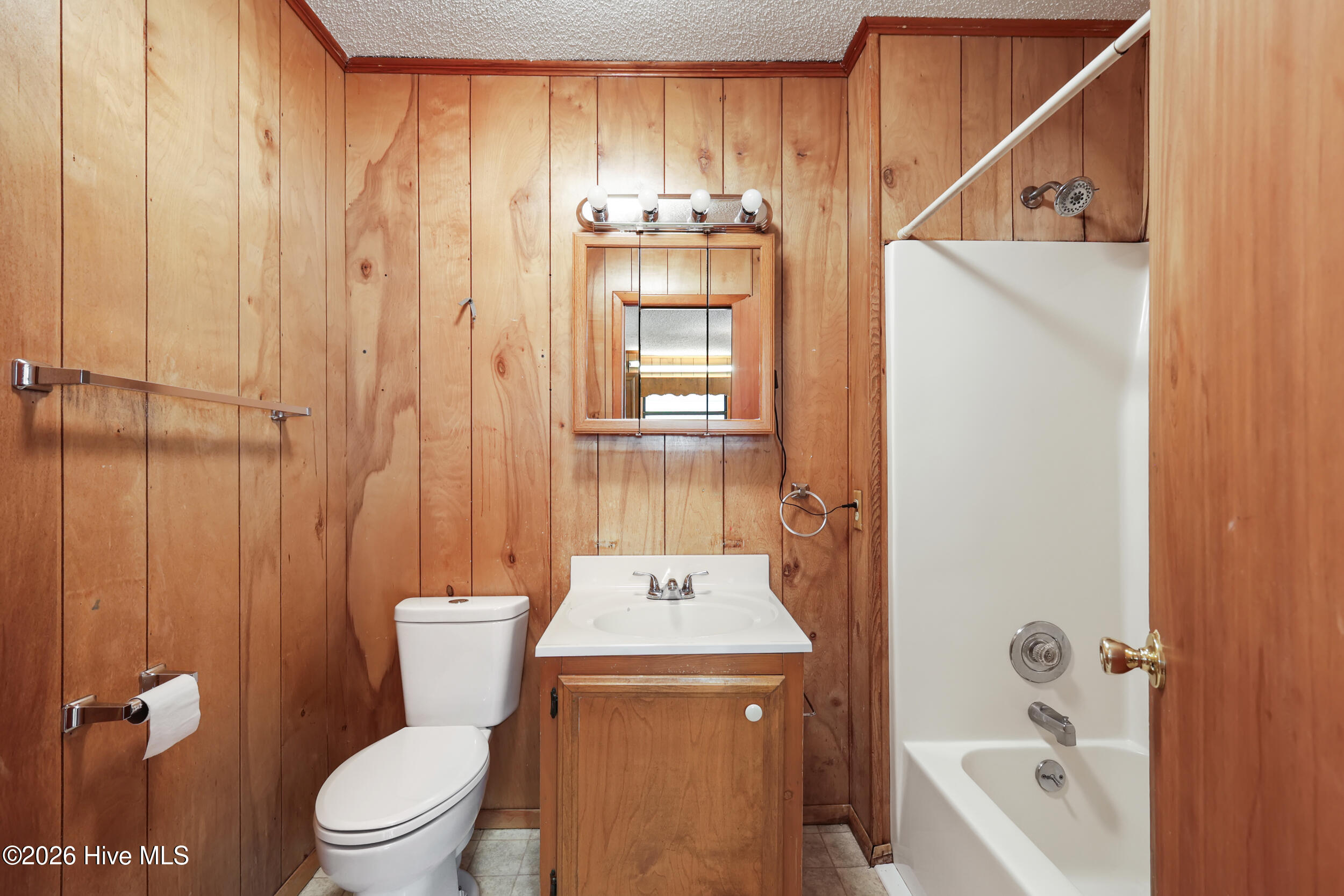 1021 Filmore Road Southport, NC 28461 - Photo 20 of 88 Full guest bath