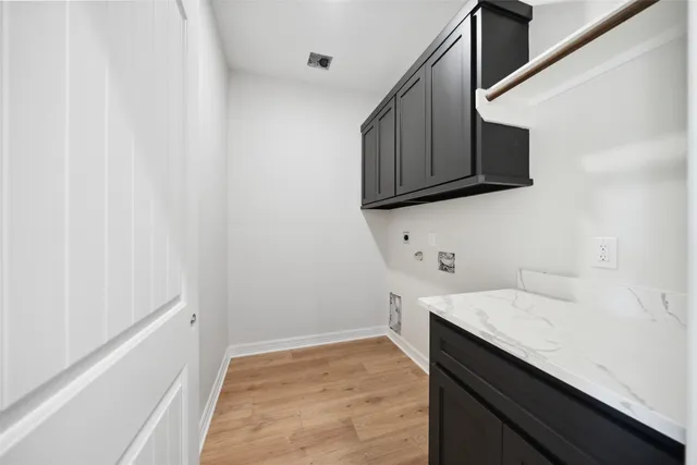 a view of a house with backyard and garden