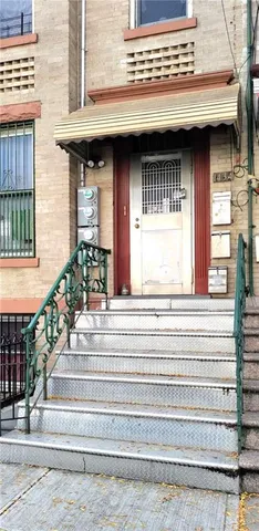 a view of entryway with a front door