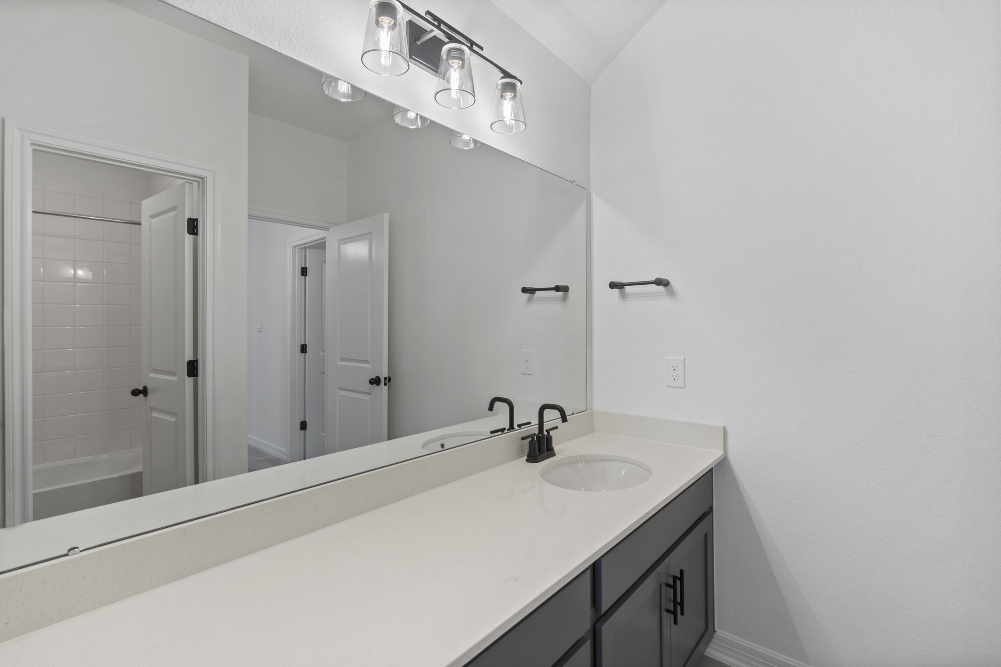 3232 Bright Maple Drive Conroe, TX 77385 - Photo 15 of 23 Note: Sample product photo. Actual exterior and interior selections may vary by homesite. Photo may be virtually staged