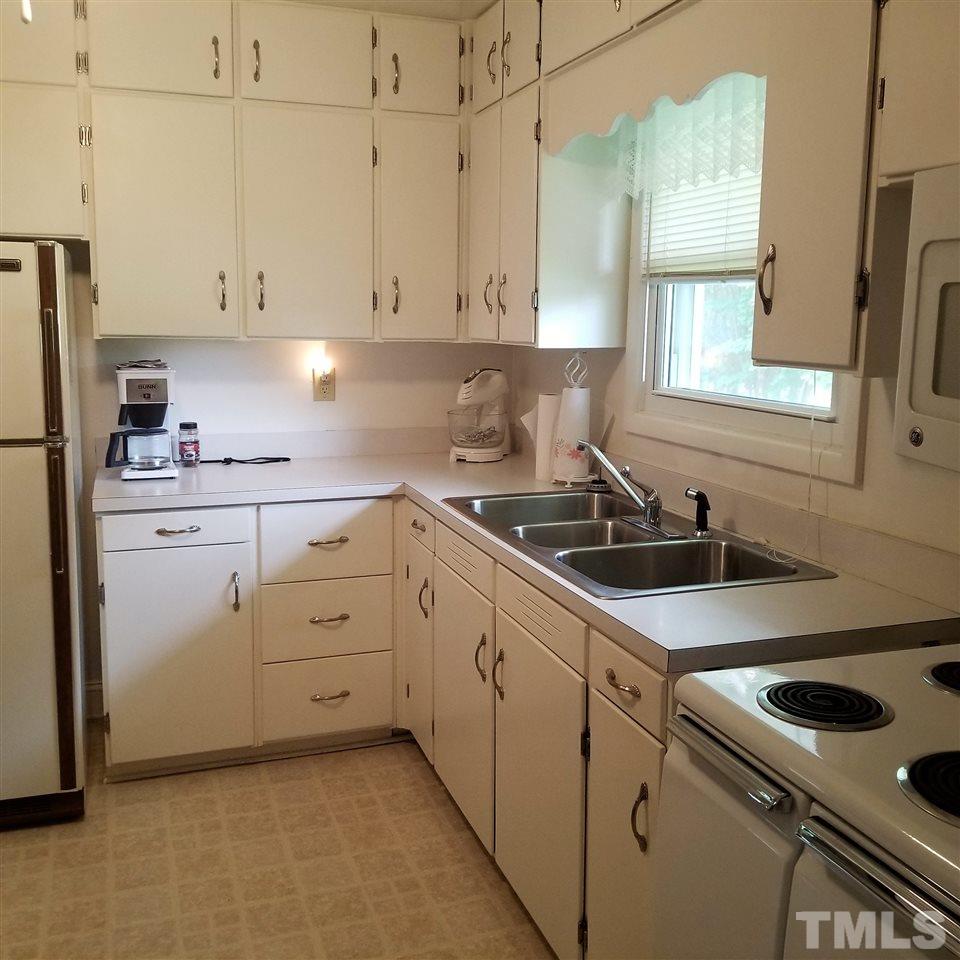 915 Oxford Road Roxboro, NC 27573 - Photo 4 of 22