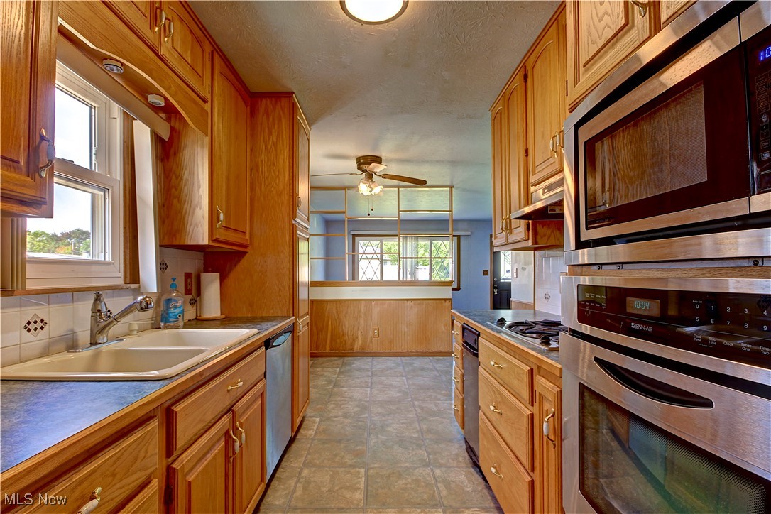 4757 Marigold Road Mentor, OH 44060 - Photo 14 of 27 Kitchen, eat-in kitchen, through to family room