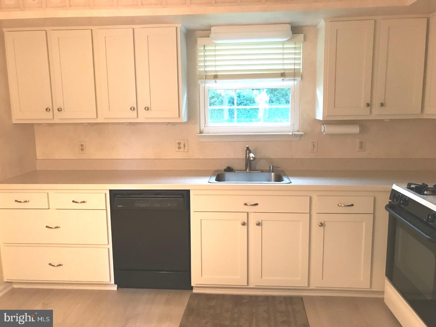 27 Dawn Road Levittown, PA 19056 - Photo 7 of 16 Kitchen
