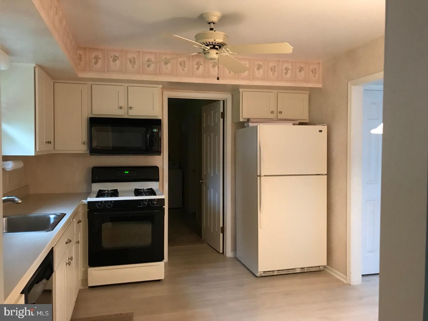 27 Dawn Road Levittown, PA 19056 - Photo 8 of 16 Kitchen