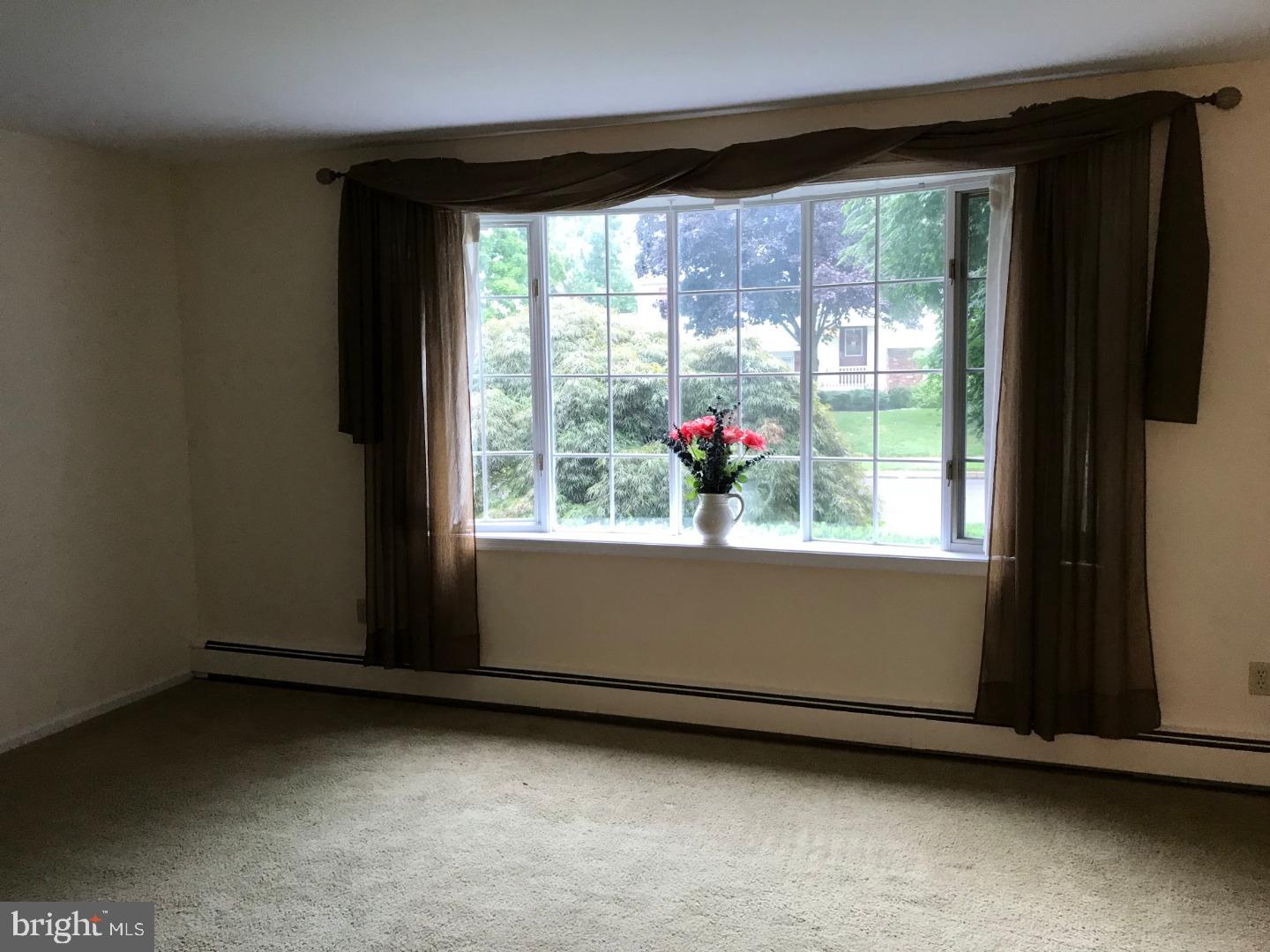 27 Dawn Road Levittown, PA 19056 - Photo 10 of 16 Living Room