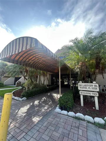 $2,400 | 240 Lakeview Drive, Unit 307, Weston, FL 33326