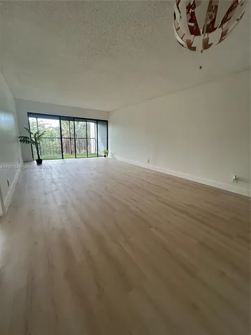 $2,400 | 240 Lakeview Drive, Unit 307, Weston, FL 33326