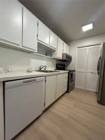 $2,400 | 240 Lakeview Drive, Unit 307, Weston, FL 33326