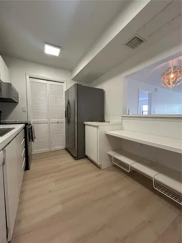 $2,400 | 240 Lakeview Drive, Unit 307, Weston, FL 33326