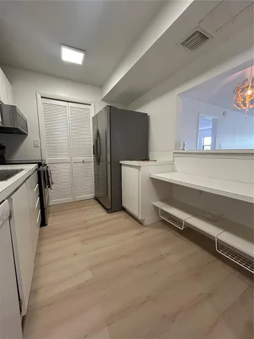 $2,400 | 240 Lakeview Drive, Unit 307, Weston, FL 33326