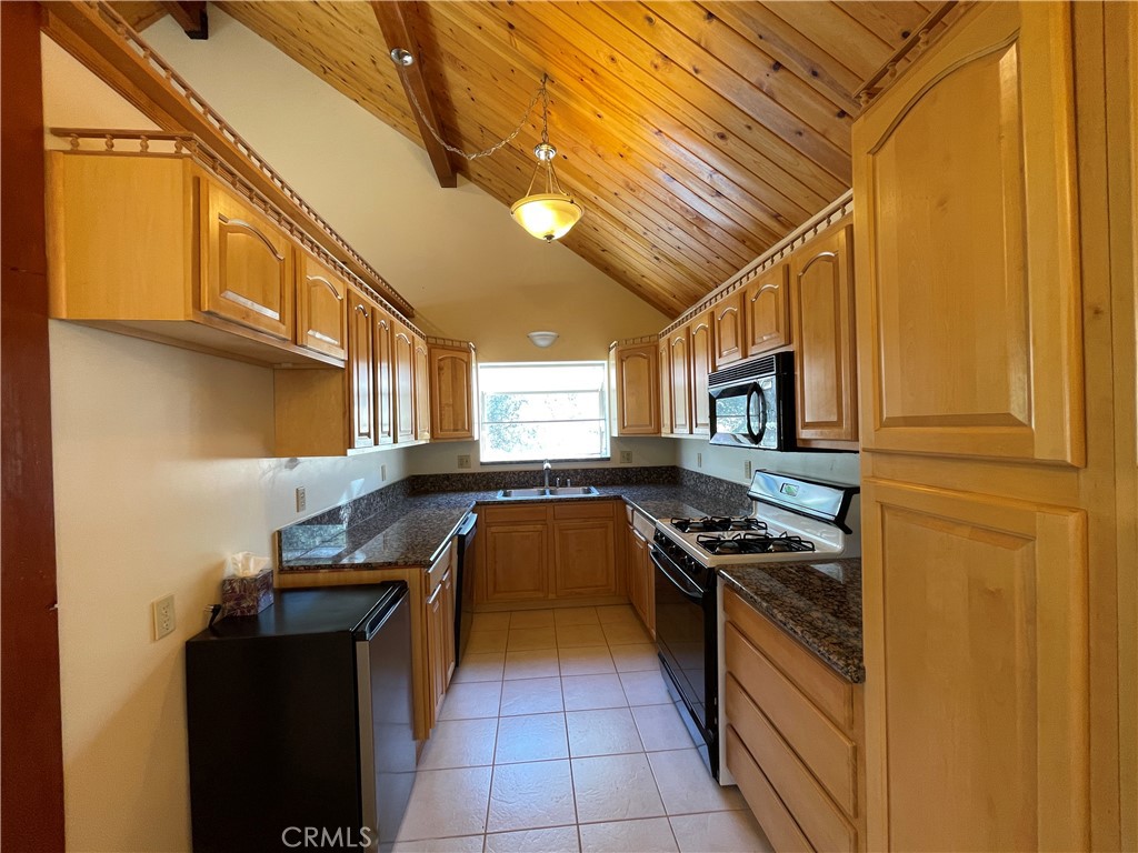 808 Circle Lebec, CA 93243 - Photo 10 of 42 Beautiful kitchen with bay window