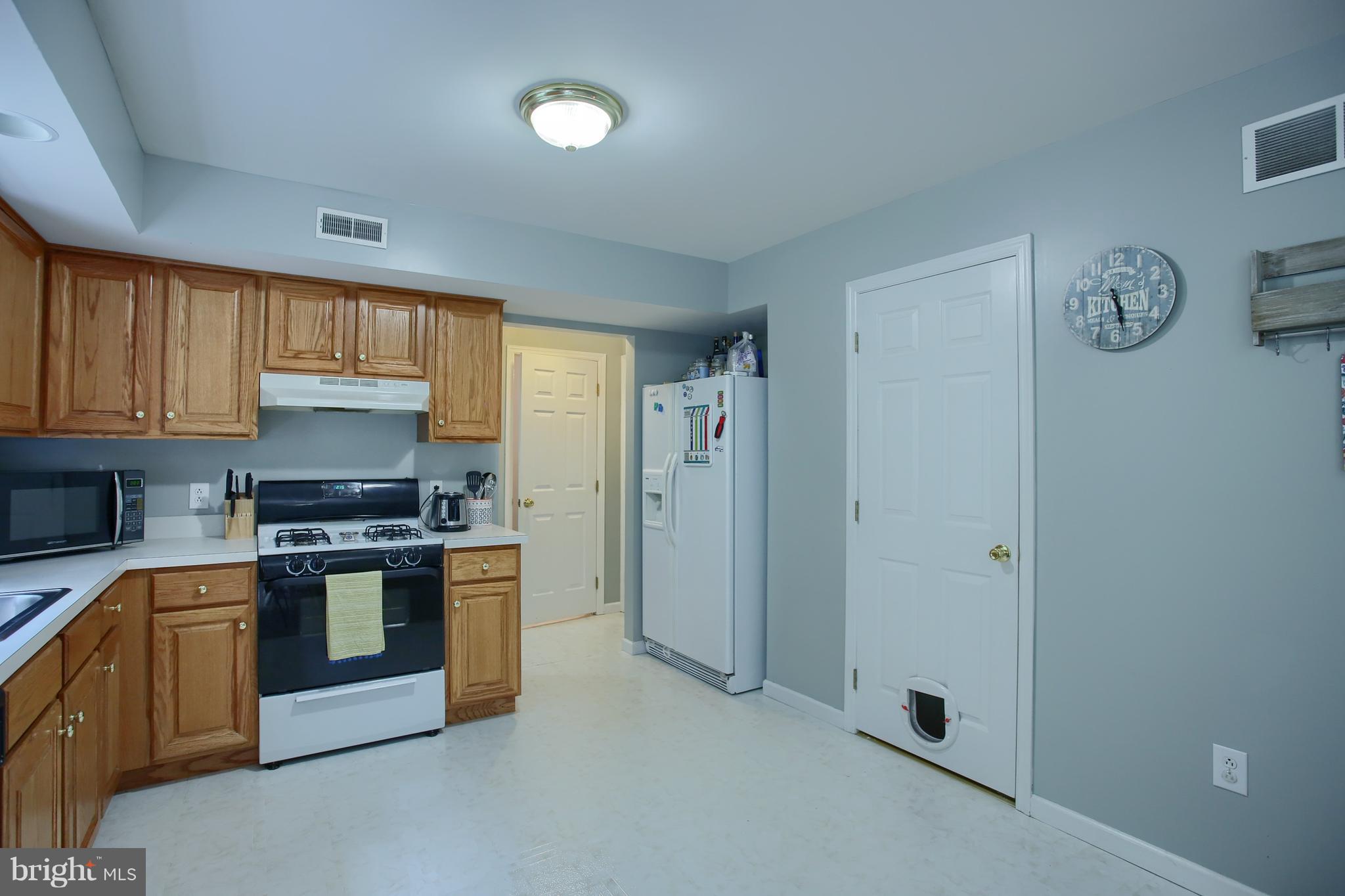 228 Bainbridge Circle Sinking Spring, PA 19608 - Photo 8 of 27 Kitchen
