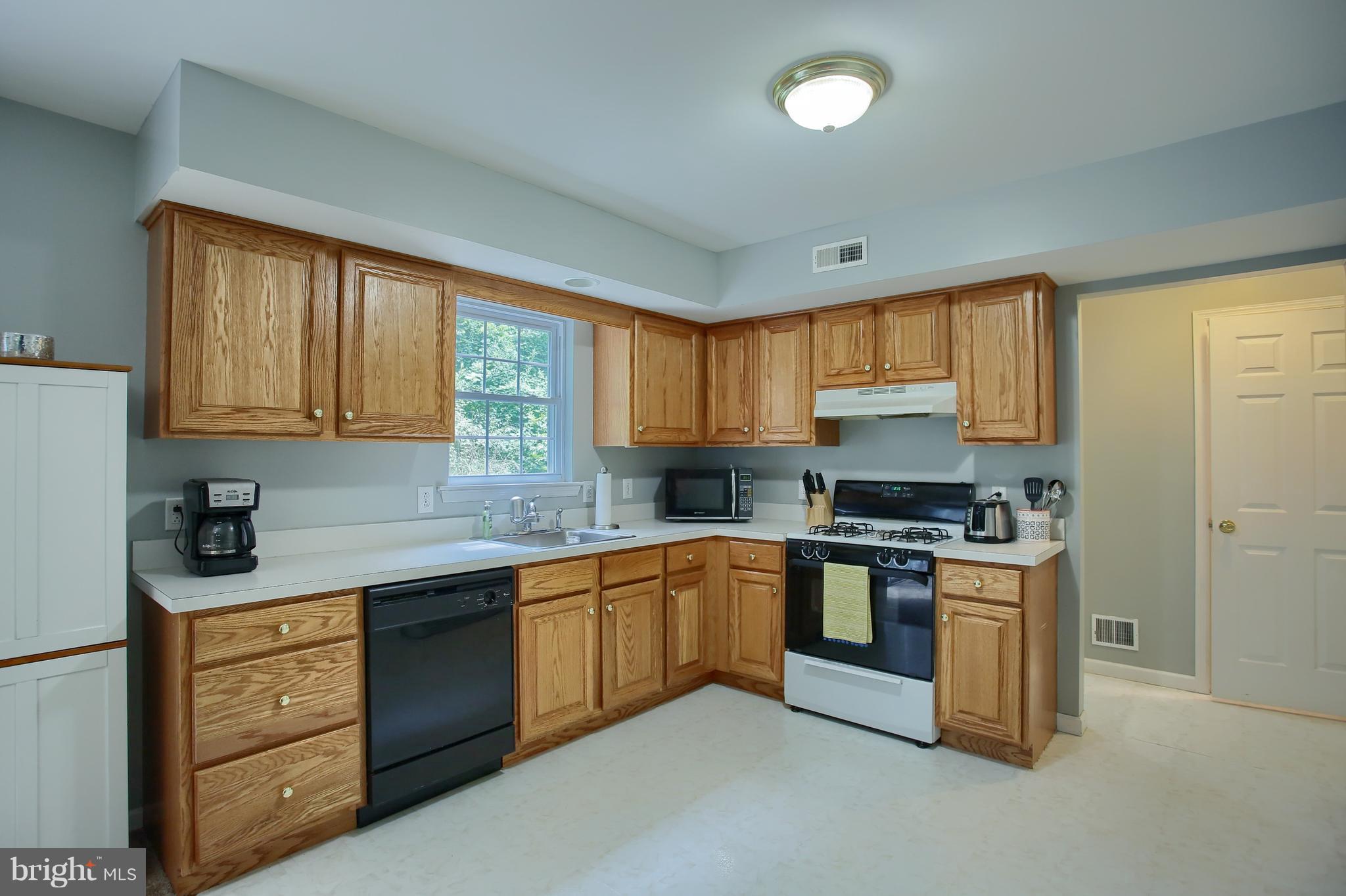 228 Bainbridge Circle Sinking Spring, PA 19608 - Photo 9 of 27 Kitchen