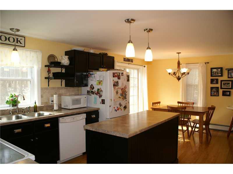 32 Donica Road York, ME 03909 - Photo 5 of 16 Kitchen.