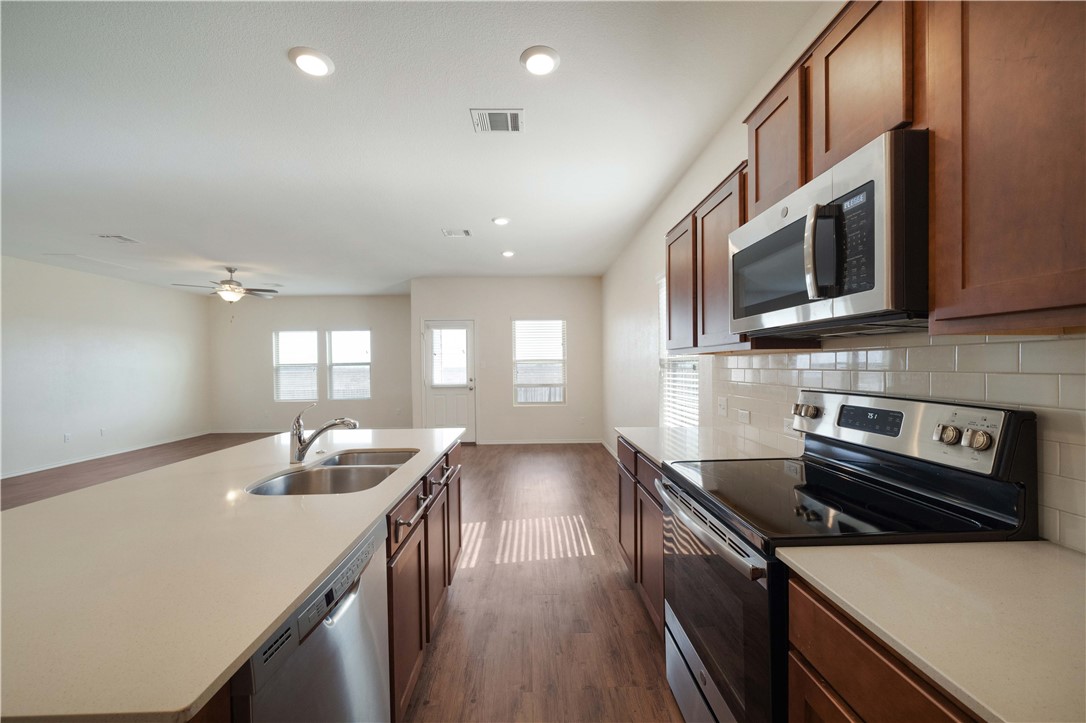 820 Kates Way Hutto, TX 78634 - Photo 5 of 33