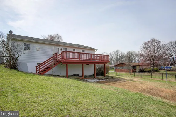 a view of a house with backyard