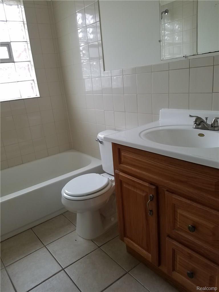 8995 Henry Ruff Road Livonia, MI 48150 - Photo 11 of 17 Henry Ruff bath.jpg