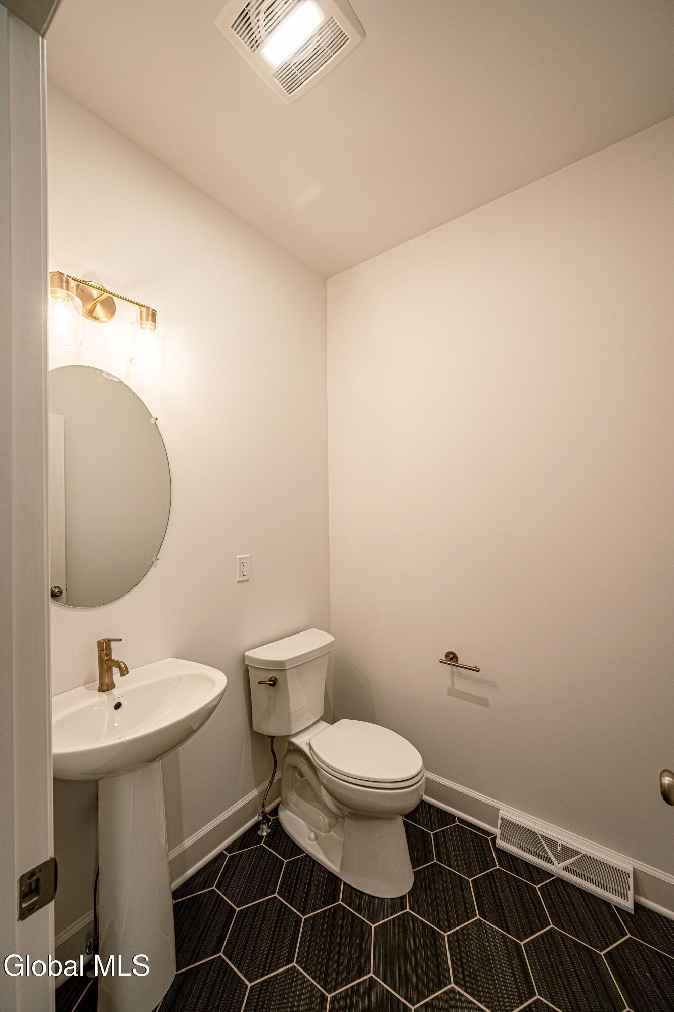 32 Heritage Way Bethlehem, NY 12158 - Photo 21 of 36 ABERDEEN POWDER ROOM