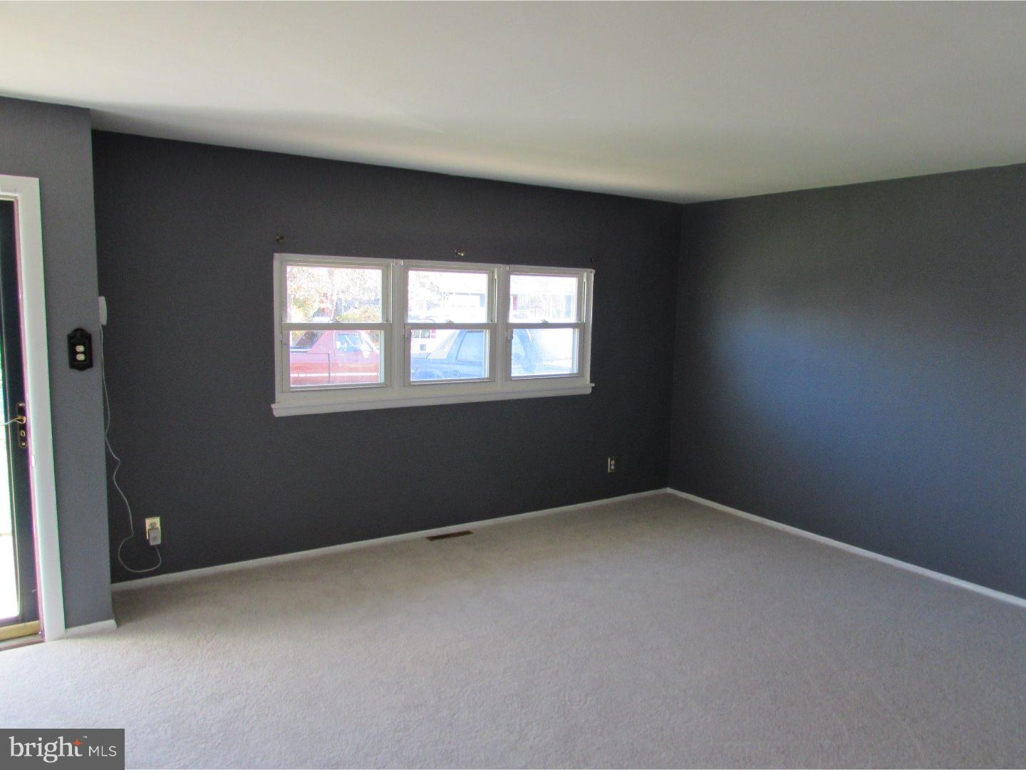 122 Flintlock Road Newark, DE 19713 - Photo 4 of 12 Living Room