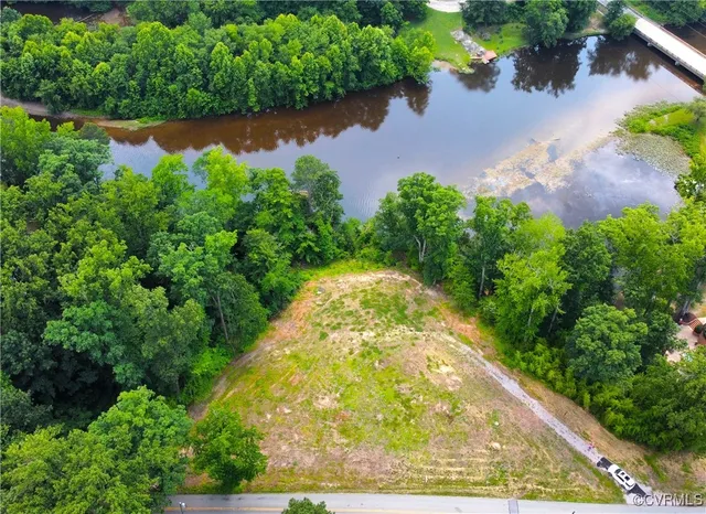 an aerial view of a yard